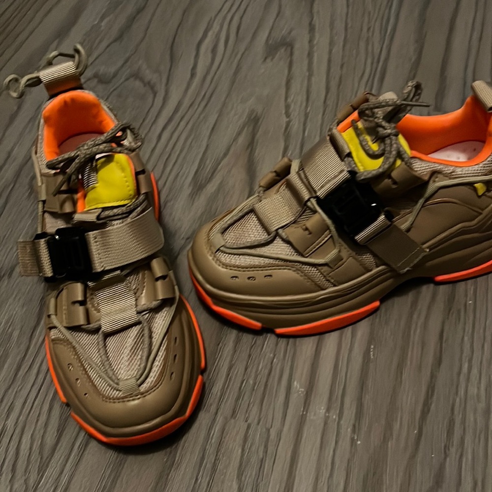 Women’s tennis shoes available warrant twice dust bag available